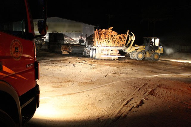 Caminhão é atingido por fogo em pátio de empresa em Alta Floresta