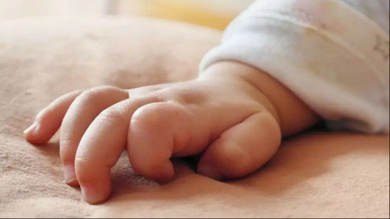 Bebê de um mês morre após se engasgar com leite ao ser amamentado pela mãe