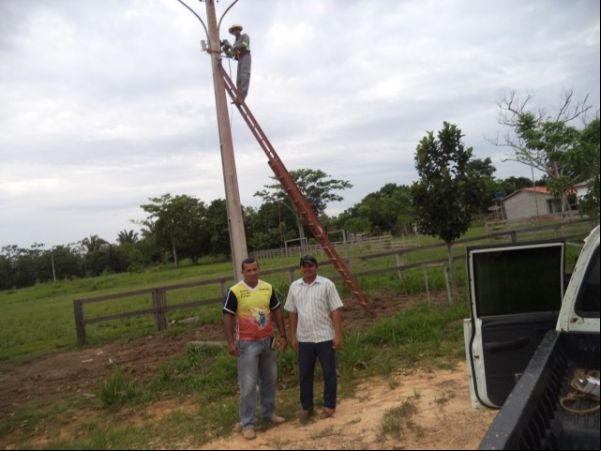 Secretaria de obras faz troca de luminárias danificadas na Agrovila
