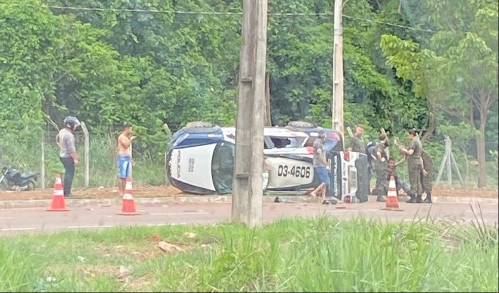 Viatura da PM capota após carro furar a preferencial e policiais ficam feridos em MT