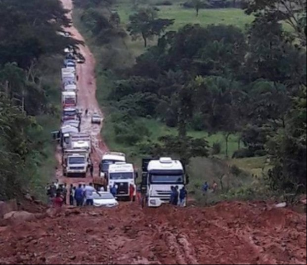 Caminhões atolam em rodovia de MT e produtores reclamam de prejuízo