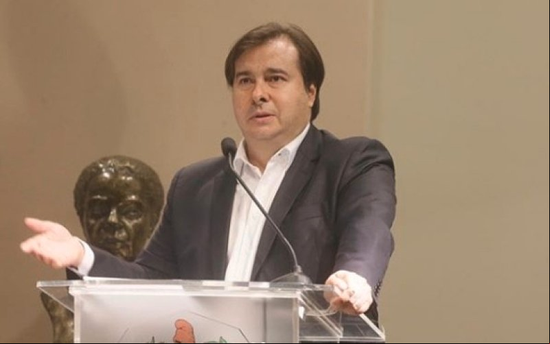 Maia diz que partidos articulam proposta de redução de salário de servidores e parlamentares