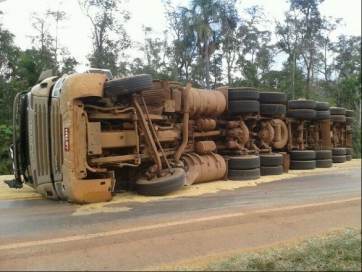 Carreta tomba ao desviar de moto, soja fica espalham na rodovia