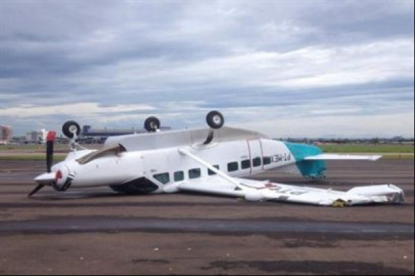 Vento de 129 km/h faz avião virar em aeroporto de Porto Alegre