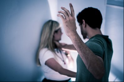 Marido acusa esposa de ter caso com cunhado e a espanca em VG