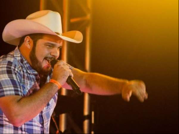 Cantor sertanejo morre carbonizado após carro bater em poste