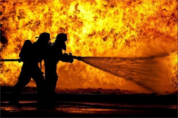 Botijão explode após homem usar isqueiro para verificar vazamento de gás