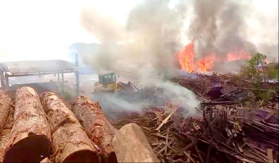 Incêndio de grande proporção atinge madeireira em Aripuanã