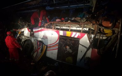 Choque entre ônibus e caminhão deixa mais de 20 mortos